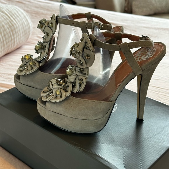 Gorgeous Vince Camuto Heels - Picture 2 of 7